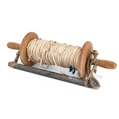 Squadra marina con corda per misurare la profondità