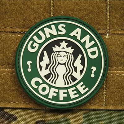 Toppa GUNS AND COFFEE plastica VERDE